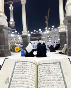 Wirda Mansur Instagram - Nanti sore waktu Indo, insyaaAllah sekitar jam 16:00/16:30 WIB, jamaah Haji akan wukuf di Arafah. Puncaknya Haji. Dibuka pintu pintu doa, jadi perbanyak baca doa yaaaa, amalan yang bisa dilakukan : baca istighfar sebanyak banyaknya, doa untuk segala hajat dunia akhirat, dan baca Al-Ikhlas 1000x (haid juga bisa tetep lakuin).
Alhamdulillah ya Allah, tepat 1 tahun momen Haji, 2024 lalu. Tiap kali hati sedih, gelisah, langsung inget momen momen ini. Betapa keajaiban Allah itu luar biasa, gimana bisa? Haji gratis, fasilitas terbaik, undangan Kerajaan, di usia sangat belia. Wasilah doa, keberkahan, dan kebaikan Papah Mamah, yang senantiasa mengalir tanpa henti. Tiap kali hati sempit, selalu teringat momen ini. Dibuat untuk kembali membuka mata, betapa Allah sayang. Betapa Allah punya rahmat yang luas, rasanya, gak pantes untuk sedih, kecil hati, sempit 🤗🤲🏻
Ya Allah, kabulkan doa dan hajat teman temanku. Tanpa terkecuali. Penuhi mereka dengan keridhoanMu, kebahagiaan, keimanan, rasa syukur, keselamatan dunia akhirat, dari masalah, bala, bencana, musibah. Panjangkan umurnya dan wafatkan dalam keadaan baik, dan diterima. Cukupkan mereka, lapangkan rezekinya, dan buat teman temanku juga merasakan keajaibanMu ya Allah.
Jangan lupa ya, ntar sore, banyakin doa. Titip doa buatku juga 🤍