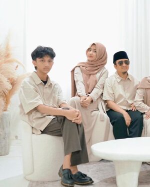 Wirda Mansur Instagram - Mau lebaran hari ini atau besok, yang penting: thr, nastar & opor ayam aman ✊🏻😂❤️
Eid Mubarak buat semuanya, mohon maaf lahir batin.
Yang mau THR komen ya 🤪