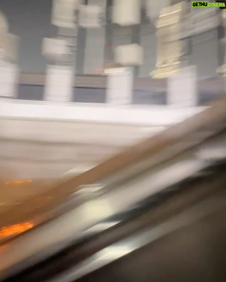 Wirda Mansur - 73.5K Likes - Nanti sore waktu Indo, insyaaAllah sekitar jam 16:00/16:30 WIB, jamaah Haji akan wukuf di Arafah. Puncaknya Haji. Dibuka pintu pintu doa, jadi perbanyak baca doa yaaaa, amalan yang bisa dilakukan : baca istighfar sebanyak banyaknya, doa untuk segala hajat dunia akhirat, dan baca Al-Ikhlas 1000x (haid juga bisa tetep lakuin).

Alhamdulillah ya Allah, tepat 1 tahun momen Haji, 2024 lalu. Tiap kali hati sedih, gelisah, langsung inget momen momen ini. Betapa keajaiban Allah itu luar biasa, gimana bisa? Haji gratis, fasilitas terbaik, undangan Kerajaan, di usia sangat belia. Wasilah doa, keberkahan, dan kebaikan Papah Mamah, yang senantiasa mengalir tanpa henti. Tiap kali hati sempit, selalu teringat momen ini. Dibuat untuk kembali membuka mata, betapa Allah sayang. Betapa Allah punya rahmat yang luas, rasanya, gak pantes untuk sedih, kecil hati, sempit 🤗🤲🏻

Ya Allah, kabulkan doa dan hajat teman temanku. Tanpa terkecuali. Penuhi mereka dengan keridhoanMu, kebahagiaan, keimanan, rasa syukur, keselamatan dunia akhirat, dari masalah, bala, bencana, musibah. Panjangkan umurnya dan wafatkan dalam keadaan baik, dan diterima. Cukupkan mereka, lapangkan rezekinya, dan buat teman temanku juga merasakan keajaibanMu ya Allah. 

Jangan lupa ya, ntar sore, banyakin doa. Titip doa buatku juga 🤍
