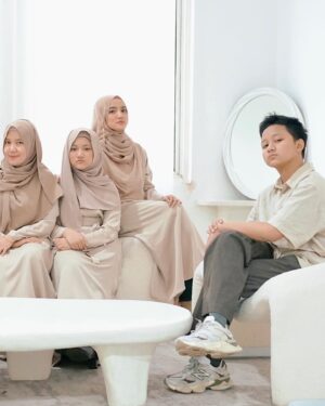 Wirda Mansur Instagram - Mau lebaran hari ini atau besok, yang penting: thr, nastar & opor ayam aman ✊🏻😂❤️
Eid Mubarak buat semuanya, mohon maaf lahir batin.
Yang mau THR komen ya 🤪