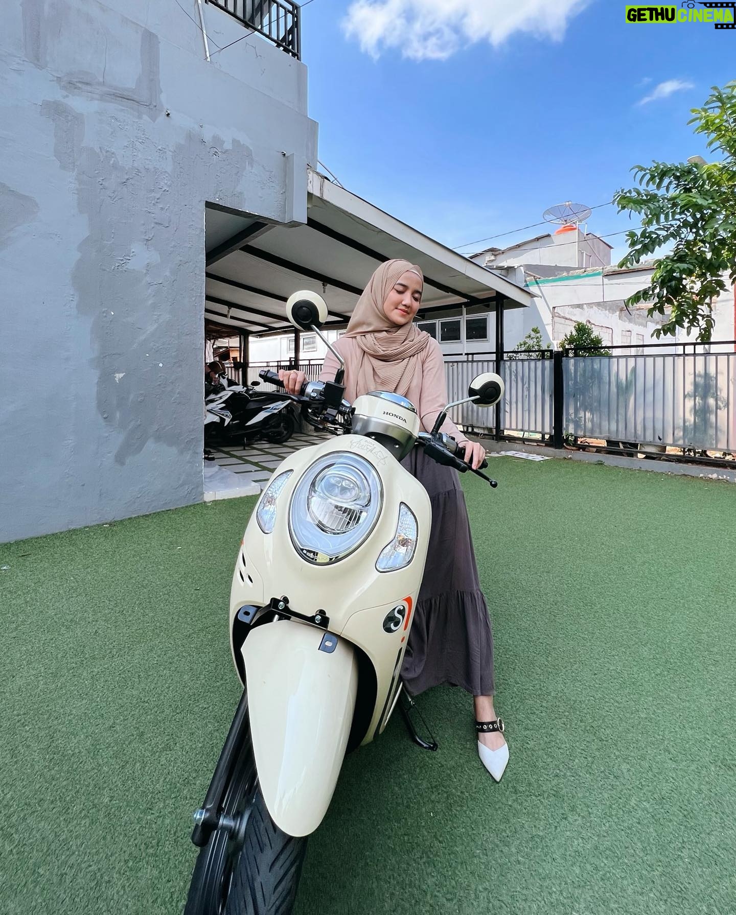 Wirda Mansur - 211.5K Likes - DEAL! Motor ini bakal dikasih GRATIS dan dianter langsung ke rumah kalian ❤️ spesial di 12.12 @wakeupmakeup.cosmetics, syaratnya pesen facemist dulu ya 😂

Start order shopee & tokped @wakeupmakeup.cosmetics besok!
11 Des Jam 4 sore ❤️