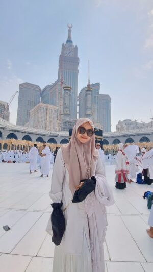 Wirda Mansur Instagram - Ada yang punya testimoni keajaiban juga? Saat dirasa sulit, ga mungkin, payah, tapi di sanalah malah bertemu dengan keajaiban..
Coba share cerita versi kalian di komentar 🤗
Keajaiban Allah itu ada, dan nyata. Jadi jangan putus asa, putus semangat yaaaa! 💪