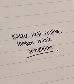 Wirda Mansur Instagram - Pernah gak, kalian ada di situasi yang bikin mumet? Entah sekedar buat nyari inspirasi, atau menemukan solusi.
Dalam hidup, pasti kita akan ketemu hal-hal yang kadang terkesan ‘mentok’. Gelap. Gak ada cahaya. Maju salah, mundur apalagi. Belok juga, mau belok kemana? Nyari bantuan, apalagi disaat kita gak ada, ditambah pula bukan siapa-siapa, hmm.. rasanya makin jaaauuuhhhh aja sama harapan.
Saat menulis buku ke-4 bbrp tahun lalu,
Gue pernah ada di satu titik yang bikin mata jadi melek..
Iya ya..
Gue nih, gak sendiri..
Gak pernah sendirian..
Kenapa begitu putus asa?
Padahal ada Allah, yang lagi nunggu didatengin, dideketin, dicurhatin, ditanya..
Ada Allah yang 24 jam kapanpun kita mau,
Modalnya cuma ngomong kok, cuma sholat, cuma doa..
Kenapa merasa gak ada pertolongan? Gak ada yang nolongin?
Bukan, bukan karena sesungguhnya gak ada. Tapi emang kitanya yang gak dateng. Gak mau dibantu. Gak mau ditolong. Gak mencari Dia. Gak lari ke Dia. Gak ngadep ke Dia.
Lantas kalo gak ke Dia,
Kemana & kepada siapa kamu mencari?
Selama ini kita terlalu mengendalikan otak, teman, kenalan, barang, atau apapun lainnya, tapi lupa.. semua atas kuasa Dia.
Jangan dipikir sendirian, jangan dipukul bebannya sendiri. Kamu ga akan kuat 😀
Ada Allah.
Buat daftar listnya, apa aja yang mau dicurhatin, didoain, bungkus & bawa ke sujud. Cari jawaban di sana. Tar Allah bimbing jalannya..