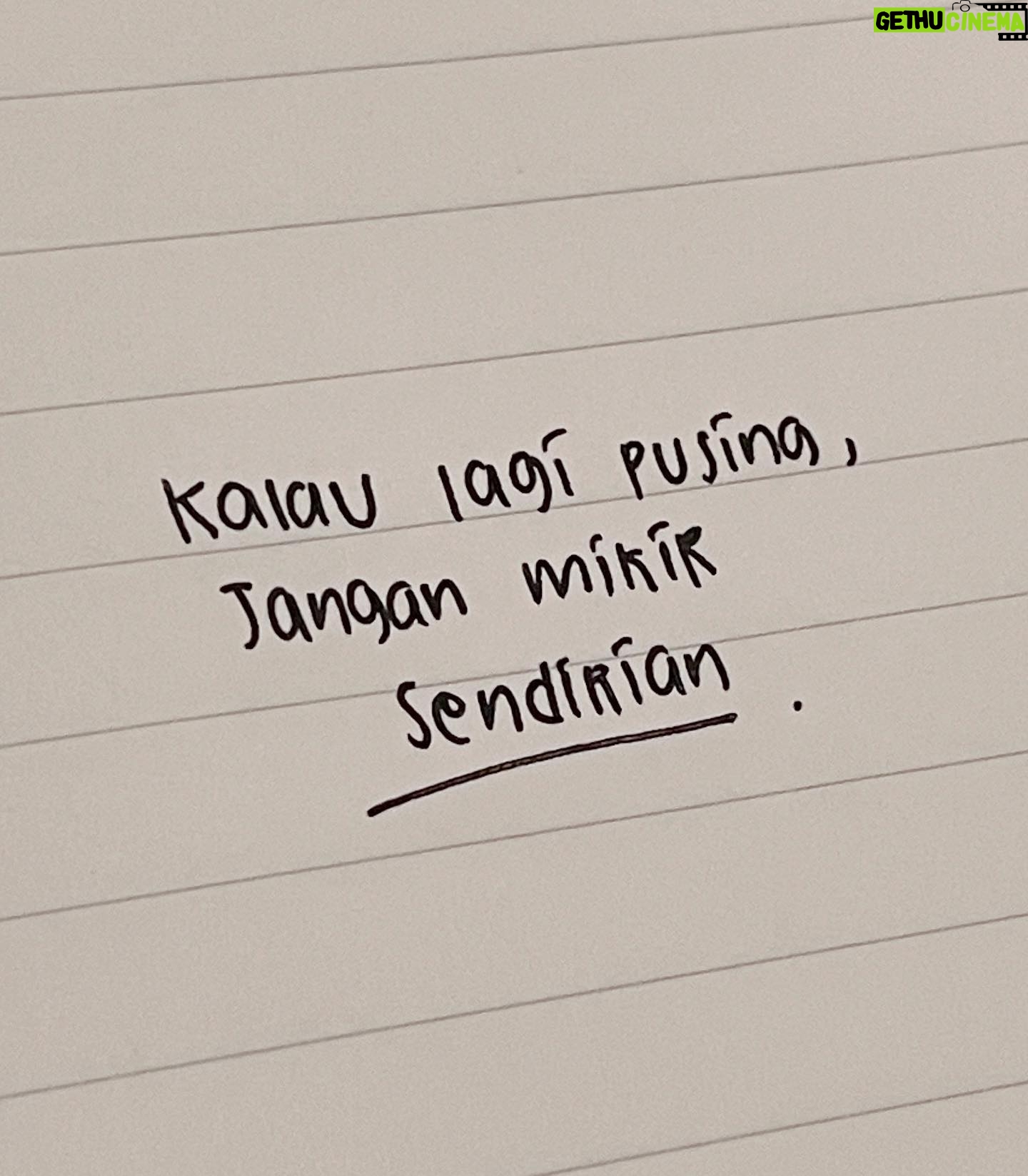 Wirda Mansur - 108.2K Likes - Pernah gak, kalian ada di situasi yang bikin mumet? Entah sekedar buat nyari inspirasi, atau menemukan solusi.

Dalam hidup, pasti kita akan ketemu hal-hal yang kadang terkesan ‘mentok’. Gelap. Gak ada cahaya. Maju salah, mundur apalagi. Belok juga, mau belok kemana? Nyari bantuan, apalagi disaat kita gak ada, ditambah pula bukan siapa-siapa, hmm.. rasanya makin jaaauuuhhhh aja sama harapan.

Saat menulis buku ke-4 bbrp tahun lalu,
Gue pernah ada di satu titik yang bikin mata jadi melek.. 

Iya ya..
Gue nih, gak sendiri..
Gak pernah sendirian..
Kenapa begitu putus asa?
Padahal ada Allah, yang lagi nunggu didatengin, dideketin, dicurhatin, ditanya..
Ada Allah yang 24 jam kapanpun kita mau,
Modalnya cuma ngomong kok, cuma sholat, cuma doa..

Kenapa merasa gak ada pertolongan? Gak ada yang nolongin?
Bukan, bukan karena sesungguhnya gak ada. Tapi emang kitanya yang gak dateng. Gak mau dibantu. Gak mau ditolong. Gak mencari Dia. Gak lari ke Dia. Gak ngadep ke Dia. 

Lantas kalo gak ke Dia,
Kemana & kepada siapa kamu mencari?

Selama ini kita terlalu mengendalikan otak, teman, kenalan, barang, atau apapun lainnya, tapi lupa.. semua atas kuasa Dia. 

Jangan dipikir sendirian, jangan dipukul bebannya sendiri. Kamu ga akan kuat 😀
Ada Allah.

Buat daftar listnya, apa aja yang mau dicurhatin, didoain, bungkus & bawa ke sujud. Cari jawaban di sana. Tar Allah bimbing jalannya..