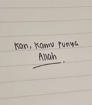 Wirda Mansur Instagram - Pernah gak, kalian ada di situasi yang bikin mumet? Entah sekedar buat nyari inspirasi, atau menemukan solusi.
Dalam hidup, pasti kita akan ketemu hal-hal yang kadang terkesan ‘mentok’. Gelap. Gak ada cahaya. Maju salah, mundur apalagi. Belok juga, mau belok kemana? Nyari bantuan, apalagi disaat kita gak ada, ditambah pula bukan siapa-siapa, hmm.. rasanya makin jaaauuuhhhh aja sama harapan.
Saat menulis buku ke-4 bbrp tahun lalu,
Gue pernah ada di satu titik yang bikin mata jadi melek..
Iya ya..
Gue nih, gak sendiri..
Gak pernah sendirian..
Kenapa begitu putus asa?
Padahal ada Allah, yang lagi nunggu didatengin, dideketin, dicurhatin, ditanya..
Ada Allah yang 24 jam kapanpun kita mau,
Modalnya cuma ngomong kok, cuma sholat, cuma doa..
Kenapa merasa gak ada pertolongan? Gak ada yang nolongin?
Bukan, bukan karena sesungguhnya gak ada. Tapi emang kitanya yang gak dateng. Gak mau dibantu. Gak mau ditolong. Gak mencari Dia. Gak lari ke Dia. Gak ngadep ke Dia.
Lantas kalo gak ke Dia,
Kemana & kepada siapa kamu mencari?
Selama ini kita terlalu mengendalikan otak, teman, kenalan, barang, atau apapun lainnya, tapi lupa.. semua atas kuasa Dia.
Jangan dipikir sendirian, jangan dipukul bebannya sendiri. Kamu ga akan kuat 😀
Ada Allah.
Buat daftar listnya, apa aja yang mau dicurhatin, didoain, bungkus & bawa ke sujud. Cari jawaban di sana. Tar Allah bimbing jalannya..