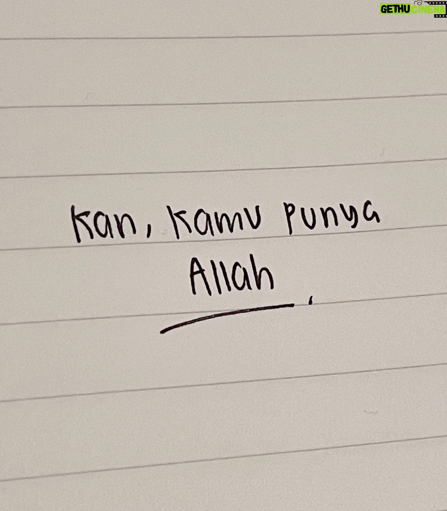 Wirda Mansur - 108.2K Likes - Pernah gak, kalian ada di situasi yang bikin mumet? Entah sekedar buat nyari inspirasi, atau menemukan solusi.

Dalam hidup, pasti kita akan ketemu hal-hal yang kadang terkesan ‘mentok’. Gelap. Gak ada cahaya. Maju salah, mundur apalagi. Belok juga, mau belok kemana? Nyari bantuan, apalagi disaat kita gak ada, ditambah pula bukan siapa-siapa, hmm.. rasanya makin jaaauuuhhhh aja sama harapan.

Saat menulis buku ke-4 bbrp tahun lalu,
Gue pernah ada di satu titik yang bikin mata jadi melek.. 

Iya ya..
Gue nih, gak sendiri..
Gak pernah sendirian..
Kenapa begitu putus asa?
Padahal ada Allah, yang lagi nunggu didatengin, dideketin, dicurhatin, ditanya..
Ada Allah yang 24 jam kapanpun kita mau,
Modalnya cuma ngomong kok, cuma sholat, cuma doa..

Kenapa merasa gak ada pertolongan? Gak ada yang nolongin?
Bukan, bukan karena sesungguhnya gak ada. Tapi emang kitanya yang gak dateng. Gak mau dibantu. Gak mau ditolong. Gak mencari Dia. Gak lari ke Dia. Gak ngadep ke Dia. 

Lantas kalo gak ke Dia,
Kemana & kepada siapa kamu mencari?

Selama ini kita terlalu mengendalikan otak, teman, kenalan, barang, atau apapun lainnya, tapi lupa.. semua atas kuasa Dia. 

Jangan dipikir sendirian, jangan dipukul bebannya sendiri. Kamu ga akan kuat 😀
Ada Allah.

Buat daftar listnya, apa aja yang mau dicurhatin, didoain, bungkus & bawa ke sujud. Cari jawaban di sana. Tar Allah bimbing jalannya..
