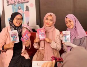 Wirda Mansur Instagram - Selamat ya Qum, atas buku perdananya @qumiimnsr_ sebagai Mpok, bangga dah 😁
Seusia Qumii juga, krg lebih, gue udh nyetak karya tulisan pertama. Dan terus berproses, gak berhenti. Sehingga berlanjut smp buku ke-2,3,4 dst.
Blm ngerasa pantes utk disebut sbg “contoh” sih, tapi berharap bisa membarengi kawan2 & ngasih inspirasi utk terus berkarya sejak usia muda.
Muda berkarya,
Muda kaya raya 😁
Btw buku ke 6 gue rilis barengan dgn bukunya @qumiimnsr_ lho, jgn lupa di order shay 👀✨