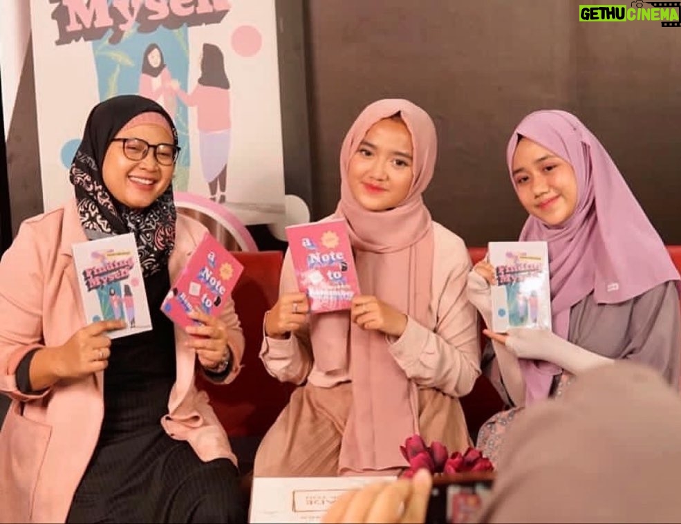 Wirda Mansur - 115.6K Likes - Selamat ya Qum, atas buku perdananya @qumiimnsr_ sebagai Mpok, bangga dah 😁

Seusia Qumii juga, krg lebih, gue udh nyetak karya tulisan pertama. Dan terus berproses, gak berhenti. Sehingga berlanjut smp buku ke-2,3,4 dst.

Blm ngerasa pantes utk disebut sbg “contoh” sih, tapi berharap bisa membarengi kawan2 & ngasih inspirasi utk terus berkarya sejak usia muda.

Muda berkarya,
Muda kaya raya 😁

Btw buku ke 6 gue rilis barengan dgn bukunya @qumiimnsr_ lho, jgn lupa di order shay 👀✨