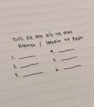 Wirda Mansur Instagram - Pernah gak, kalian ada di situasi yang bikin mumet? Entah sekedar buat nyari inspirasi, atau menemukan solusi.
Dalam hidup, pasti kita akan ketemu hal-hal yang kadang terkesan ‘mentok’. Gelap. Gak ada cahaya. Maju salah, mundur apalagi. Belok juga, mau belok kemana? Nyari bantuan, apalagi disaat kita gak ada, ditambah pula bukan siapa-siapa, hmm.. rasanya makin jaaauuuhhhh aja sama harapan.
Saat menulis buku ke-4 bbrp tahun lalu,
Gue pernah ada di satu titik yang bikin mata jadi melek..
Iya ya..
Gue nih, gak sendiri..
Gak pernah sendirian..
Kenapa begitu putus asa?
Padahal ada Allah, yang lagi nunggu didatengin, dideketin, dicurhatin, ditanya..
Ada Allah yang 24 jam kapanpun kita mau,
Modalnya cuma ngomong kok, cuma sholat, cuma doa..
Kenapa merasa gak ada pertolongan? Gak ada yang nolongin?
Bukan, bukan karena sesungguhnya gak ada. Tapi emang kitanya yang gak dateng. Gak mau dibantu. Gak mau ditolong. Gak mencari Dia. Gak lari ke Dia. Gak ngadep ke Dia.
Lantas kalo gak ke Dia,
Kemana & kepada siapa kamu mencari?
Selama ini kita terlalu mengendalikan otak, teman, kenalan, barang, atau apapun lainnya, tapi lupa.. semua atas kuasa Dia.
Jangan dipikir sendirian, jangan dipukul bebannya sendiri. Kamu ga akan kuat 😀
Ada Allah.
Buat daftar listnya, apa aja yang mau dicurhatin, didoain, bungkus & bawa ke sujud. Cari jawaban di sana. Tar Allah bimbing jalannya..