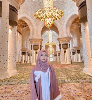 Wirda Mansur Instagram - Buat yang lagi merasa jaaaauh sama Allah,
Apa yang menghalangi kita dari Dia?
Padahal jarak kita denganNya hanya sejauh sujud..
ihfadzillaha yahfadzka
— jagalah Allah, maka Allah akan menjagamu —
(memory in Abu Dhabi)