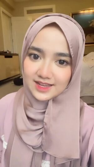 Wirda Mansur Instagram - Kata Rasul, inilah manusia yang PALING RUGI di akhirat. Kaga berbuat, tapi jadi punya “catetan” 😄
Berbahagialah buat yang difitnah, dizholimi, ngalamin hal yg gak enak. Lapangin hati aja, luaskan maaf. Liat tuh, hadiah dari Allah.. bila kita bersabar, dosa kita ditanggung pelaku & kebaikan pelaku jd buat kita. Nah..
Biasain diri mendoakan saja, dan cukup nyampe di kita bila menemukan hal buruk.
Peluang dosa & pahala ini bedanya tipis. Jadi musti hati-hati. Semangat semuanya! 🥰
