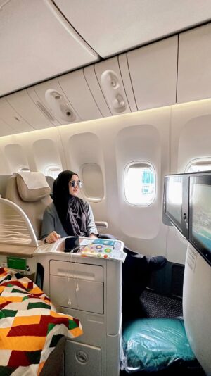 Wirda Mansur Instagram - 12 tahun silam, gue berafirmasi pengen keliling dunia, gratis, dengan fasilitas terbaik. Gak ngerti gimana caranya, mulainya darimana, pokoknya berangkat dari impian. Beruntungnya gue, punya Papah yang bisa mengarahkan, dan pada saat itulah, Papah mengenalkan gue ilmu “sholawatin aja”.
Wirda kecil, dengan semangatnya pergi ke toko buku dan membeli peta dunia. Peta dunia itu kemudian ditempel di kamar tidur, dan beberapa Negara, gue lingkarin plus ditulis: “InsyaaAllah bisa kesini”
Bangun tidur sampai tidur lagi, ngeliat peta dunia, sholawatin terus. Sesimpel : “Allahumma sholli ‘alaa Muhammad”
Prinsipnya sih, kalau kita doa tanpa sholawat aja diperbolehkan dan insyaaAllah diterima. Masa kalau ditambah doanya pake sholawat, jadi gak boleh?
Mau orang ngomong apa kek, ya dengan nggak bersholawat justru kita yang merugi. Tentu, segala niat karena Allah. Minta Allah bimbing, “Ya Allah, saya punya hajat, punya cita cita, punya impian, barengin saya dong.. di proses saya.“ Lalu tutup dengan sholawat.
Oke yaa? Banyakin sholawat.
- Catatan Riyadh, 26 Oktober 2024
Kembali diundang ke Arab Saudi oleh Kementerian Media Saudi, nanti kita cerita khusus soal ini 😀