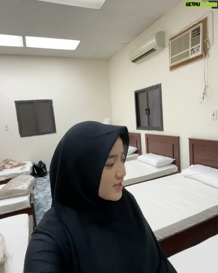 Wirda Mansur - 73.5K Likes - Nanti sore waktu Indo, insyaaAllah sekitar jam 16:00/16:30 WIB, jamaah Haji akan wukuf di Arafah. Puncaknya Haji. Dibuka pintu pintu doa, jadi perbanyak baca doa yaaaa, amalan yang bisa dilakukan : baca istighfar sebanyak banyaknya, doa untuk segala hajat dunia akhirat, dan baca Al-Ikhlas 1000x (haid juga bisa tetep lakuin).

Alhamdulillah ya Allah, tepat 1 tahun momen Haji, 2024 lalu. Tiap kali hati sedih, gelisah, langsung inget momen momen ini. Betapa keajaiban Allah itu luar biasa, gimana bisa? Haji gratis, fasilitas terbaik, undangan Kerajaan, di usia sangat belia. Wasilah doa, keberkahan, dan kebaikan Papah Mamah, yang senantiasa mengalir tanpa henti. Tiap kali hati sempit, selalu teringat momen ini. Dibuat untuk kembali membuka mata, betapa Allah sayang. Betapa Allah punya rahmat yang luas, rasanya, gak pantes untuk sedih, kecil hati, sempit 🤗🤲🏻

Ya Allah, kabulkan doa dan hajat teman temanku. Tanpa terkecuali. Penuhi mereka dengan keridhoanMu, kebahagiaan, keimanan, rasa syukur, keselamatan dunia akhirat, dari masalah, bala, bencana, musibah. Panjangkan umurnya dan wafatkan dalam keadaan baik, dan diterima. Cukupkan mereka, lapangkan rezekinya, dan buat teman temanku juga merasakan keajaibanMu ya Allah. 

Jangan lupa ya, ntar sore, banyakin doa. Titip doa buatku juga 🤍