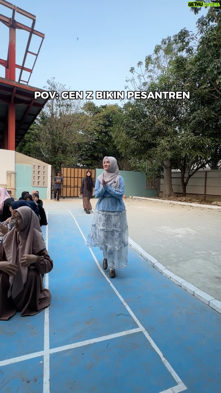 Wirda Mansur - 134.7K Likes - Nyantren tuh harus hepiii 🤩

Satu hal yang paling aku seneng banget lakuin di Pesantren @daarul_mansur tuh… ngobrol sama anak-anak. Dengerin mereka cerita, mulai dari hal kecil. Kadang soal makanan favorit, kadang soal skincare, kadang soal cita-cita. Karena buatku menciptakan lingkungan yang positif itu harus dimulai dari kepribadian yang juga positif 😆

Daripada membatasi & melarang, kita belajar untuk mensupport. Pesantren nggak harus selalu identik dengan aturan kaku dan suasana serius. Justru support lewat pendekatan yang lebih fun, edukatif, sesuai zaman, dan nilai-nilai Islam.

Yang suka masak, ayo kita bikin kelas masak. Yang suka dandan, kita support dengan program beauty. Yang suka olahraga, kita bantu salurin ke kegiatan fisik. Yang suka nulis, kita kasih wadah buat mereka berkarya.

So, akhirnya lahirlah program kecil tapi bikin mereka seneng : Hari Cantik tiap hari Jum’at. Santri boleh pake makeup ringan, styling hijab sesuai kenyamanan mereka. Tentu semua masih dalam batas yang syar’i dan sopan yaa 🤍

Kedepan kita bawa ke :
-Kelas halal beauty & makeup,
-Salon muslimah ala pondok,
Dan program-program seru lainnya yang bukan cuma bikin hepi, tapi juga jadi bekal hidup mereka.
Karena nyantri bukan berarti harus kehilangan jati diri. Justru di pesantren mereka belajar jadi diri sendiri, tapi versi yang lebih baik dan tertata 💖

#NyantrenNyamanTerjangkau di @daarul_mansur 
☎️ Info Pendaftaran :  62 813 9804 1938