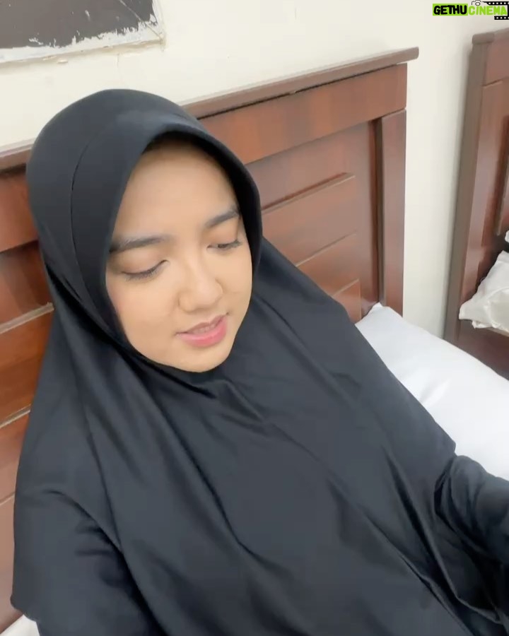 Wirda Mansur - 73.5K Likes - Nanti sore waktu Indo, insyaaAllah sekitar jam 16:00/16:30 WIB, jamaah Haji akan wukuf di Arafah. Puncaknya Haji. Dibuka pintu pintu doa, jadi perbanyak baca doa yaaaa, amalan yang bisa dilakukan : baca istighfar sebanyak banyaknya, doa untuk segala hajat dunia akhirat, dan baca Al-Ikhlas 1000x (haid juga bisa tetep lakuin).

Alhamdulillah ya Allah, tepat 1 tahun momen Haji, 2024 lalu. Tiap kali hati sedih, gelisah, langsung inget momen momen ini. Betapa keajaiban Allah itu luar biasa, gimana bisa? Haji gratis, fasilitas terbaik, undangan Kerajaan, di usia sangat belia. Wasilah doa, keberkahan, dan kebaikan Papah Mamah, yang senantiasa mengalir tanpa henti. Tiap kali hati sempit, selalu teringat momen ini. Dibuat untuk kembali membuka mata, betapa Allah sayang. Betapa Allah punya rahmat yang luas, rasanya, gak pantes untuk sedih, kecil hati, sempit 🤗🤲🏻

Ya Allah, kabulkan doa dan hajat teman temanku. Tanpa terkecuali. Penuhi mereka dengan keridhoanMu, kebahagiaan, keimanan, rasa syukur, keselamatan dunia akhirat, dari masalah, bala, bencana, musibah. Panjangkan umurnya dan wafatkan dalam keadaan baik, dan diterima. Cukupkan mereka, lapangkan rezekinya, dan buat teman temanku juga merasakan keajaibanMu ya Allah. 

Jangan lupa ya, ntar sore, banyakin doa. Titip doa buatku juga 🤍