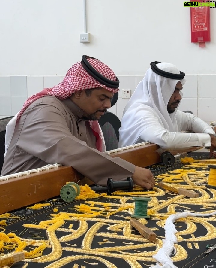 Wirda Mansur - 102.9K Likes - #Hajjourney Chapter 8

Alhamdulillah dalam kesempatan undangan Haji ini, gue diajak ke pabrik untuk melihat proses pembuatan kiswah.

Apa itu kiswah?
Kiswah adalah kain hitam dengan aksen kaligrafi emas yang digunakan untuk menutup & melindungi Ka’bah

Masya Allah.. selama ini cuma bisa megang saat menyentuh Ka’bah, tapi Allah berikan kesempatan untuk megang langsung di tempat pembuatannya, such a whole experience!

☁️ Fun Fact,
Kain kiswah menggunakan kain dengan kualitas terbaik di dunia, dan melewati rangkaian durability test agar tahan banting segala cuaca. Baik cuaca panas ekstrim maupun hujan badai.

Kaligrafi di kainnya dicetak dengan printer canggih, sementara kaligrafi emasnya dijahit secara manual dengan tangan, penuh kehati hatian

☁️ Kiswah pada Ka’bah diganti setahun sekali, dan dibawa ke Masjidil Haram dengan penjagaan super ketat

Terakhir, ada yang bisa tebak gak nih berapa kira kira harga pembuatan Kiswah? 😉