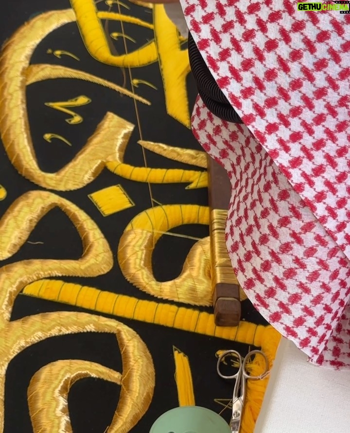 Wirda Mansur - 102.9K Likes - #Hajjourney Chapter 8

Alhamdulillah dalam kesempatan undangan Haji ini, gue diajak ke pabrik untuk melihat proses pembuatan kiswah.

Apa itu kiswah?
Kiswah adalah kain hitam dengan aksen kaligrafi emas yang digunakan untuk menutup & melindungi Ka’bah

Masya Allah.. selama ini cuma bisa megang saat menyentuh Ka’bah, tapi Allah berikan kesempatan untuk megang langsung di tempat pembuatannya, such a whole experience!

☁️ Fun Fact,
Kain kiswah menggunakan kain dengan kualitas terbaik di dunia, dan melewati rangkaian durability test agar tahan banting segala cuaca. Baik cuaca panas ekstrim maupun hujan badai.

Kaligrafi di kainnya dicetak dengan printer canggih, sementara kaligrafi emasnya dijahit secara manual dengan tangan, penuh kehati hatian

☁️ Kiswah pada Ka’bah diganti setahun sekali, dan dibawa ke Masjidil Haram dengan penjagaan super ketat

Terakhir, ada yang bisa tebak gak nih berapa kira kira harga pembuatan Kiswah? 😉