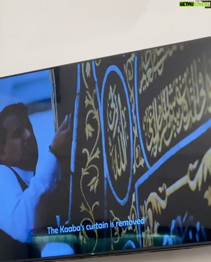 Wirda Mansur - 102.9K Likes - #Hajjourney Chapter 8

Alhamdulillah dalam kesempatan undangan Haji ini, gue diajak ke pabrik untuk melihat proses pembuatan kiswah.

Apa itu kiswah?
Kiswah adalah kain hitam dengan aksen kaligrafi emas yang digunakan untuk menutup & melindungi Ka’bah

Masya Allah.. selama ini cuma bisa megang saat menyentuh Ka’bah, tapi Allah berikan kesempatan untuk megang langsung di tempat pembuatannya, such a whole experience!

☁️ Fun Fact,
Kain kiswah menggunakan kain dengan kualitas terbaik di dunia, dan melewati rangkaian durability test agar tahan banting segala cuaca. Baik cuaca panas ekstrim maupun hujan badai.

Kaligrafi di kainnya dicetak dengan printer canggih, sementara kaligrafi emasnya dijahit secara manual dengan tangan, penuh kehati hatian

☁️ Kiswah pada Ka’bah diganti setahun sekali, dan dibawa ke Masjidil Haram dengan penjagaan super ketat

Terakhir, ada yang bisa tebak gak nih berapa kira kira harga pembuatan Kiswah? 😉