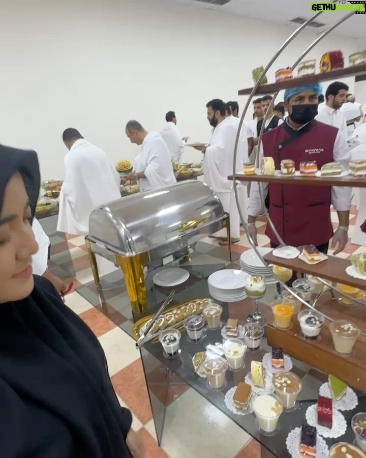 Wirda Mansur - 73.5K Likes - Nanti sore waktu Indo, insyaaAllah sekitar jam 16:00/16:30 WIB, jamaah Haji akan wukuf di Arafah. Puncaknya Haji. Dibuka pintu pintu doa, jadi perbanyak baca doa yaaaa, amalan yang bisa dilakukan : baca istighfar sebanyak banyaknya, doa untuk segala hajat dunia akhirat, dan baca Al-Ikhlas 1000x (haid juga bisa tetep lakuin).

Alhamdulillah ya Allah, tepat 1 tahun momen Haji, 2024 lalu. Tiap kali hati sedih, gelisah, langsung inget momen momen ini. Betapa keajaiban Allah itu luar biasa, gimana bisa? Haji gratis, fasilitas terbaik, undangan Kerajaan, di usia sangat belia. Wasilah doa, keberkahan, dan kebaikan Papah Mamah, yang senantiasa mengalir tanpa henti. Tiap kali hati sempit, selalu teringat momen ini. Dibuat untuk kembali membuka mata, betapa Allah sayang. Betapa Allah punya rahmat yang luas, rasanya, gak pantes untuk sedih, kecil hati, sempit 🤗🤲🏻

Ya Allah, kabulkan doa dan hajat teman temanku. Tanpa terkecuali. Penuhi mereka dengan keridhoanMu, kebahagiaan, keimanan, rasa syukur, keselamatan dunia akhirat, dari masalah, bala, bencana, musibah. Panjangkan umurnya dan wafatkan dalam keadaan baik, dan diterima. Cukupkan mereka, lapangkan rezekinya, dan buat teman temanku juga merasakan keajaibanMu ya Allah. 

Jangan lupa ya, ntar sore, banyakin doa. Titip doa buatku juga 🤍