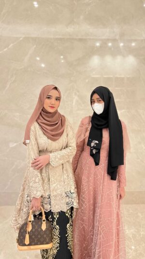 Wirda Mansur Instagram - Sholawatin aja..
Selalu bawa ke afirmasi, jatohin omongan, dan visualisasi ✨
Happy Wedding Ka @riaricis1795 💕