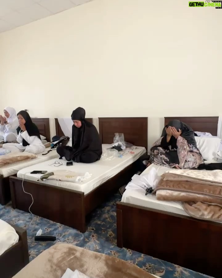 Wirda Mansur - 73.5K Likes - Nanti sore waktu Indo, insyaaAllah sekitar jam 16:00/16:30 WIB, jamaah Haji akan wukuf di Arafah. Puncaknya Haji. Dibuka pintu pintu doa, jadi perbanyak baca doa yaaaa, amalan yang bisa dilakukan : baca istighfar sebanyak banyaknya, doa untuk segala hajat dunia akhirat, dan baca Al-Ikhlas 1000x (haid juga bisa tetep lakuin).

Alhamdulillah ya Allah, tepat 1 tahun momen Haji, 2024 lalu. Tiap kali hati sedih, gelisah, langsung inget momen momen ini. Betapa keajaiban Allah itu luar biasa, gimana bisa? Haji gratis, fasilitas terbaik, undangan Kerajaan, di usia sangat belia. Wasilah doa, keberkahan, dan kebaikan Papah Mamah, yang senantiasa mengalir tanpa henti. Tiap kali hati sempit, selalu teringat momen ini. Dibuat untuk kembali membuka mata, betapa Allah sayang. Betapa Allah punya rahmat yang luas, rasanya, gak pantes untuk sedih, kecil hati, sempit 🤗🤲🏻

Ya Allah, kabulkan doa dan hajat teman temanku. Tanpa terkecuali. Penuhi mereka dengan keridhoanMu, kebahagiaan, keimanan, rasa syukur, keselamatan dunia akhirat, dari masalah, bala, bencana, musibah. Panjangkan umurnya dan wafatkan dalam keadaan baik, dan diterima. Cukupkan mereka, lapangkan rezekinya, dan buat teman temanku juga merasakan keajaibanMu ya Allah. 

Jangan lupa ya, ntar sore, banyakin doa. Titip doa buatku juga 🤍