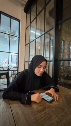 Wirda Mansur Instagram - Bagian terberat dalam bermimpi itu bukan tentang bagaimana mewujudkannya, bukan juga tentang keberhasilan dan kenyataan. Tapi, menjaga keyakinan dalam impian tersebut. Bertahan tetap yakin, baik dgn Allah yang Maha bikin mungkin apa yang ga mungkin, dgn diri sendiri, dan pastinya dgn impian itu.
Buat semua teman teman yang sudah berani bermimpi, kalian hebat!
Ga butuh orang percaya, yg penting kita WAJIB percaya. Sebab itu adalah impian KITA. Bukan orang lain.
Semangaat!