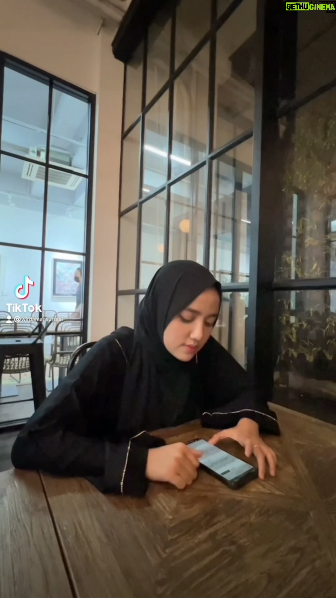 Wirda Mansur - 71.1K Likes - Bagian terberat dalam bermimpi itu bukan tentang bagaimana mewujudkannya, bukan juga tentang keberhasilan dan kenyataan. Tapi, menjaga keyakinan dalam impian tersebut. Bertahan tetap yakin, baik dgn Allah yang Maha bikin mungkin apa yang ga mungkin, dgn diri sendiri, dan pastinya dgn impian itu.

Buat semua teman teman yang sudah berani bermimpi, kalian hebat!

Ga butuh orang percaya, yg penting kita WAJIB percaya. Sebab itu adalah impian KITA. Bukan orang lain.

Semangaat!