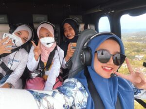 Wirda Mansur Instagram - Naik 🚁 check! Alhamdulillah kemarin bersama @naya1402 & @afifah_apriliana14 MABers yang menang reward Trip Bali @millennialantibokek
Gue seneng banget ngajak kawan-kawan di MAB untuk membangun impian & berafirmasi. Datengin tempat keren, mewah, bagus, lalu afirmasi besok kita yang punya, yang bikin, yang usaha 😁
Alhamdulillah kali ini bisa beneran bawa MABers buat rasain langsung, dan afirmasi di TKP 😁 kelak bakal jadi Nyonya Nyonya besar, insya Allah.. jadi Menteri Pariwisata 😁 ngebangkitin ekonomi tiap lini, dan ngidupin pariwisata di berbagai Kota, Tanah Air, Aamiin..
Kalau kalian, impian & afirmasinya apa? 😍❤️