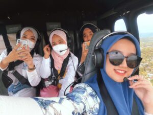 Wirda Mansur Instagram - Naik 🚁 check! Alhamdulillah kemarin bersama @naya1402 & @afifah_apriliana14 MABers yang menang reward Trip Bali @millennialantibokek
Gue seneng banget ngajak kawan-kawan di MAB untuk membangun impian & berafirmasi. Datengin tempat keren, mewah, bagus, lalu afirmasi besok kita yang punya, yang bikin, yang usaha 😁
Alhamdulillah kali ini bisa beneran bawa MABers buat rasain langsung, dan afirmasi di TKP 😁 kelak bakal jadi Nyonya Nyonya besar, insya Allah.. jadi Menteri Pariwisata 😁 ngebangkitin ekonomi tiap lini, dan ngidupin pariwisata di berbagai Kota, Tanah Air, Aamiin..
Kalau kalian, impian & afirmasinya apa? 😍❤️