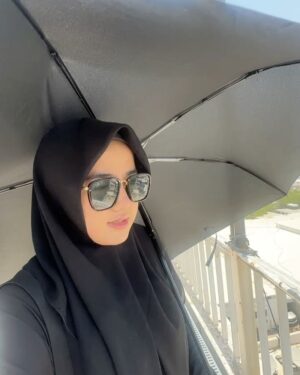 Wirda Mansur Instagram - Nanti sore waktu Indo, insyaaAllah sekitar jam 16:00/16:30 WIB, jamaah Haji akan wukuf di Arafah. Puncaknya Haji. Dibuka pintu pintu doa, jadi perbanyak baca doa yaaaa, amalan yang bisa dilakukan : baca istighfar sebanyak banyaknya, doa untuk segala hajat dunia akhirat, dan baca Al-Ikhlas 1000x (haid juga bisa tetep lakuin).
Alhamdulillah ya Allah, tepat 1 tahun momen Haji, 2024 lalu. Tiap kali hati sedih, gelisah, langsung inget momen momen ini. Betapa keajaiban Allah itu luar biasa, gimana bisa? Haji gratis, fasilitas terbaik, undangan Kerajaan, di usia sangat belia. Wasilah doa, keberkahan, dan kebaikan Papah Mamah, yang senantiasa mengalir tanpa henti. Tiap kali hati sempit, selalu teringat momen ini. Dibuat untuk kembali membuka mata, betapa Allah sayang. Betapa Allah punya rahmat yang luas, rasanya, gak pantes untuk sedih, kecil hati, sempit 🤗🤲🏻
Ya Allah, kabulkan doa dan hajat teman temanku. Tanpa terkecuali. Penuhi mereka dengan keridhoanMu, kebahagiaan, keimanan, rasa syukur, keselamatan dunia akhirat, dari masalah, bala, bencana, musibah. Panjangkan umurnya dan wafatkan dalam keadaan baik, dan diterima. Cukupkan mereka, lapangkan rezekinya, dan buat teman temanku juga merasakan keajaibanMu ya Allah.
Jangan lupa ya, ntar sore, banyakin doa. Titip doa buatku juga 🤍