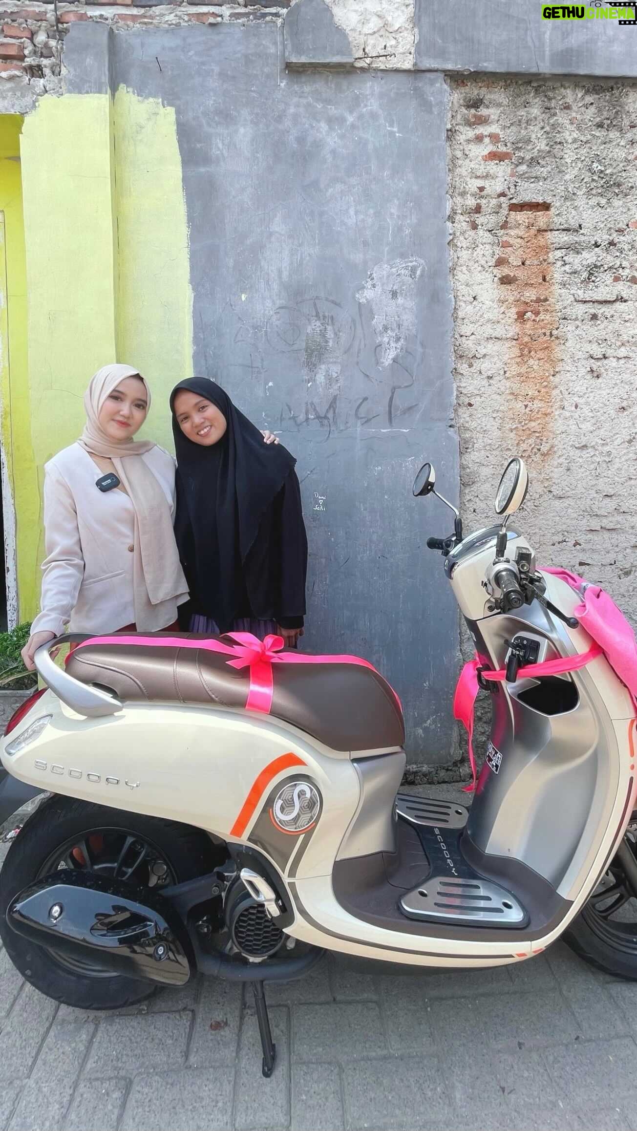 Wirda Mansur - 73.9K Likes - Bagi bagi motor 😍

Bahagia itu ketika bisa berbagi kebahagiaan kepada sesama 🥰 doain yaa semoga @wakeupmakeup.cosmetics bisa terus mengglo-upkan Wumulicousnya & berbagi lebih banyak lagii!!! 😘✨

Bulan depan bagi apalagi yah???? #facemistgloup
