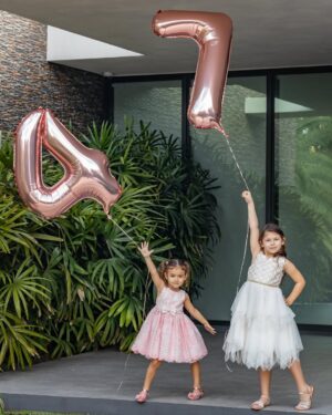Ximena Duque Instagram - Enero y febrero, dos de mis meses favoritos… ✨ Porque en estos meses celebramos la vida de mis princesas, las niñas que soñé y que papá Dios me regaló… 

🎉 ¡Feliz cumpleaños, @skyeadkins_3 🎉 Hoy celebramos tu vida desde un lugar mágico, tal como tú lo eres. Mi amor, tu dulzura y tu personalidad me atrapan más cada día. Desde el primer segundo en que te vi, supe que mi corazón te pertenecería para siempre. Gracias por tu amor puro e incondicional, por tus locuras que me llenan de risas y por esa luz tan especial que solo tú tienes.

🌙 @lunaadkins3 mi princesa hermosa… No puedo creer que ya tienes siete años y puedo asegurarte que desde que naciste, cambiaste mi vida para siempre. Gracias por escogerme como tu mamita, que afortunada soy y mas de ver la niña en la que te has convertido, que orgullosa me siento. Tu ternura, tu corazón y tu esencia son más grandes de lo que cualquiera puede imaginar. Nunca cambies ese ser tan maravilloso que eres. 

Mis princesas, las amo con todo mi corazón. Espero compartir con ustedes muchos, muchísimos años más, viendo sus sonrisas iluminar mi vida. Que papá Dios me las llene de salud, amor y bendiciones hoy y siempre. 

#luna #skye #7 #4 #daugthers #love #my #babygirls #princess