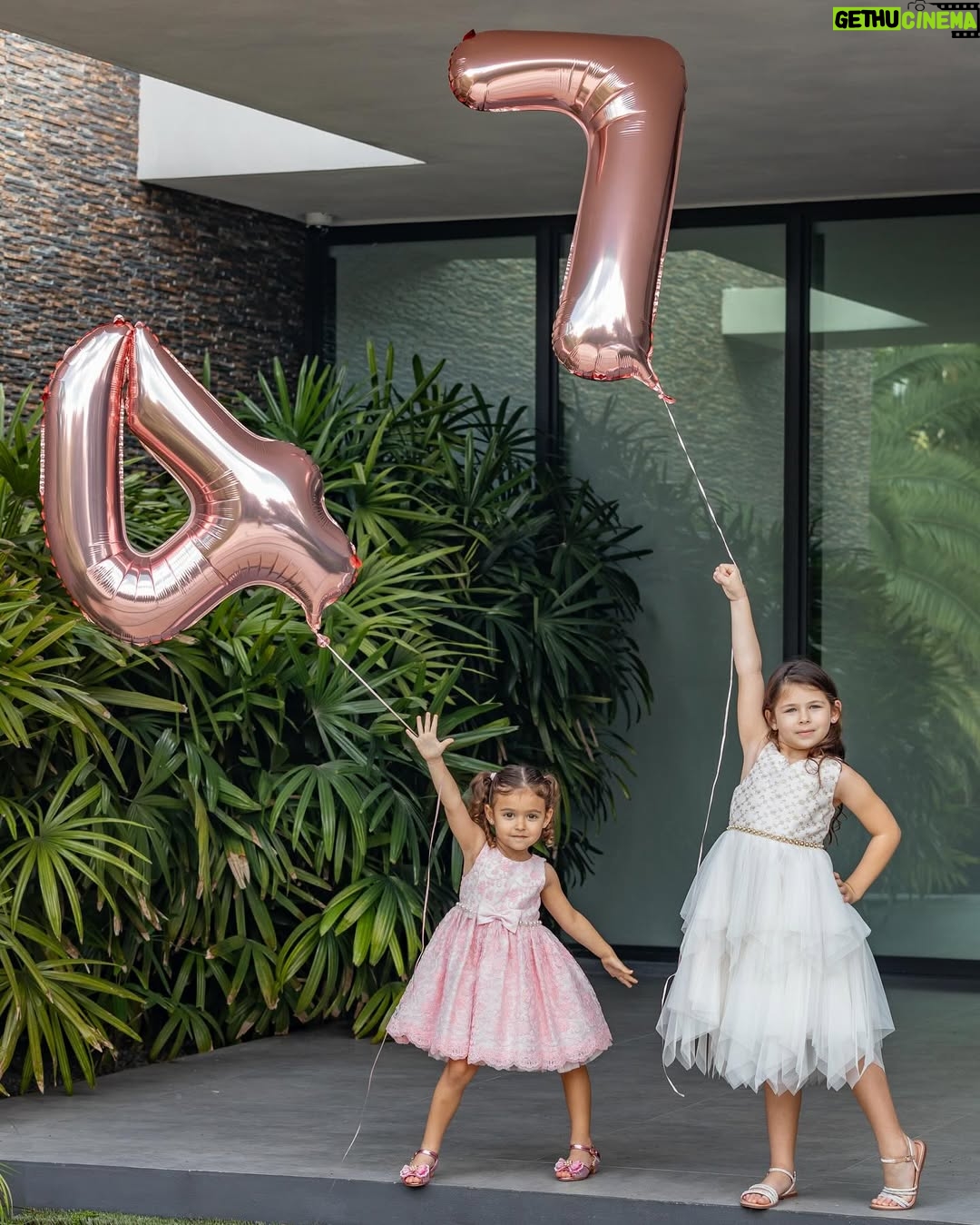 Ximena Duque - 139.2K Likes - Enero y febrero, dos de mis meses favoritos… ✨ Porque en estos meses celebramos la vida de mis princesas, las niñas que soñé y que papá Dios me regaló… 

🎉 ¡Feliz cumpleaños, @skyeadkins_3 🎉 Hoy celebramos tu vida desde un lugar mágico, tal como tú lo eres. Mi amor, tu dulzura y tu personalidad me atrapan más cada día. Desde el primer segundo en que te vi, supe que mi corazón te pertenecería para siempre. Gracias por tu amor puro e incondicional, por tus locuras que me llenan de risas y por esa luz tan especial que solo tú tienes.

🌙 @lunaadkins3 mi princesa hermosa… No puedo creer que ya tienes siete años y puedo asegurarte que desde que naciste, cambiaste mi vida para siempre. Gracias por escogerme como tu mamita, que afortunada soy y mas de ver la niña en la que te has convertido, que orgullosa me siento. Tu ternura, tu corazón y tu esencia son más grandes de lo que cualquiera puede imaginar. Nunca cambies ese ser tan maravilloso que eres. 

Mis princesas, las amo con todo mi corazón. Espero compartir con ustedes muchos, muchísimos años más, viendo sus sonrisas iluminar mi vida. Que papá Dios me las llene de salud, amor y bendiciones hoy y siempre. 

#luna #skye #7 #4 #daugthers #love #my #babygirls #princess