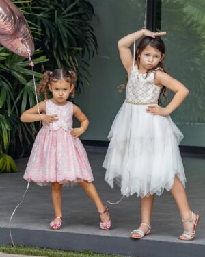 Ximena Duque Instagram - Enero y febrero, dos de mis meses favoritos… ✨ Porque en estos meses celebramos la vida de mis princesas, las niñas que soñé y que papá Dios me regaló… 

🎉 ¡Feliz cumpleaños, @skyeadkins_3 🎉 Hoy celebramos tu vida desde un lugar mágico, tal como tú lo eres. Mi amor, tu dulzura y tu personalidad me atrapan más cada día. Desde el primer segundo en que te vi, supe que mi corazón te pertenecería para siempre. Gracias por tu amor puro e incondicional, por tus locuras que me llenan de risas y por esa luz tan especial que solo tú tienes.

🌙 @lunaadkins3 mi princesa hermosa… No puedo creer que ya tienes siete años y puedo asegurarte que desde que naciste, cambiaste mi vida para siempre. Gracias por escogerme como tu mamita, que afortunada soy y mas de ver la niña en la que te has convertido, que orgullosa me siento. Tu ternura, tu corazón y tu esencia son más grandes de lo que cualquiera puede imaginar. Nunca cambies ese ser tan maravilloso que eres. 

Mis princesas, las amo con todo mi corazón. Espero compartir con ustedes muchos, muchísimos años más, viendo sus sonrisas iluminar mi vida. Que papá Dios me las llene de salud, amor y bendiciones hoy y siempre. 

#luna #skye #7 #4 #daugthers #love #my #babygirls #princess