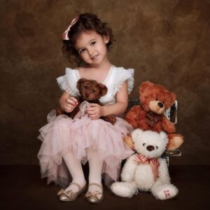Ximena Duque Instagram - La princesa de mi vida mas pequeña ya tiene 3 @skyeadkins_3 🎉🎉🎉
Hace tres años estaba esperando tu llegada mi pequeña y verte ahora tan grande, hermosa, divertida, tierna, con ese carácter y personalidad tan increíble que te caracteriza, llena mi corazón de mucha alegría. Anoche te lo dije… desde que llegaste a nuestras vidas fuimos aun mas felices. Llegaste a completarnos. Te amo mi amor pequeña. Que sean muchos mas y que la vida me permita verte crecer cada dia. HAPPY B DAY CHIQUIRRI ❤️

Fotos por: @maymartinezphotography 💗💗💗

#happybirthday #babygirl #skye #girl #princess #love #beautiful