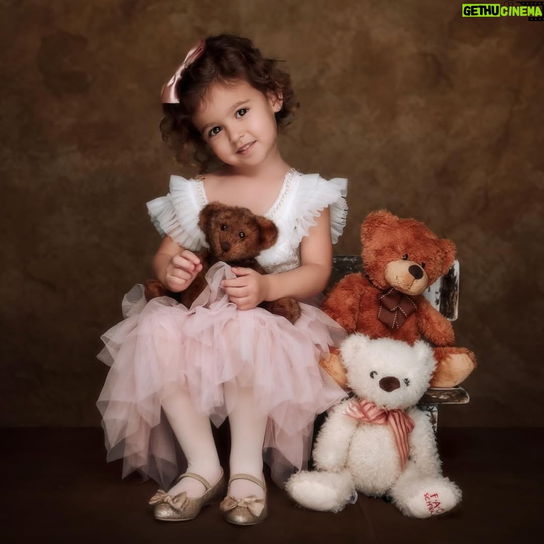Ximena Duque - 130.3K Likes - La princesa de mi vida mas pequeña ya tiene 3 @skyeadkins_3 🎉🎉🎉
Hace tres años estaba esperando tu llegada mi pequeña y verte ahora tan grande, hermosa, divertida, tierna, con ese carácter y personalidad tan increíble que te caracteriza, llena mi corazón de mucha alegría. Anoche te lo dije… desde que llegaste a nuestras vidas fuimos aun mas felices. Llegaste a completarnos. Te amo mi amor pequeña. Que sean muchos mas y que la vida me permita verte crecer cada dia. HAPPY B DAY CHIQUIRRI ❤️

Fotos por: @maymartinezphotography 💗💗💗

#happybirthday #babygirl #skye #girl #princess #love #beautiful