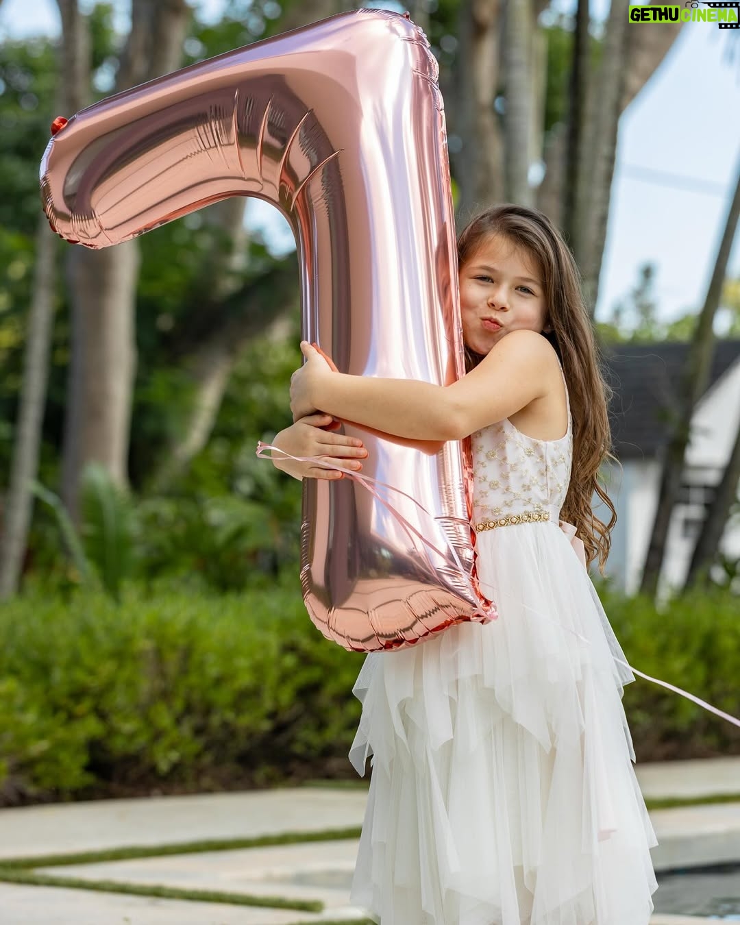 Ximena Duque - 139.2K Likes - Enero y febrero, dos de mis meses favoritos… ✨ Porque en estos meses celebramos la vida de mis princesas, las niñas que soñé y que papá Dios me regaló… 

🎉 ¡Feliz cumpleaños, @skyeadkins_3 🎉 Hoy celebramos tu vida desde un lugar mágico, tal como tú lo eres. Mi amor, tu dulzura y tu personalidad me atrapan más cada día. Desde el primer segundo en que te vi, supe que mi corazón te pertenecería para siempre. Gracias por tu amor puro e incondicional, por tus locuras que me llenan de risas y por esa luz tan especial que solo tú tienes.

🌙 @lunaadkins3 mi princesa hermosa… No puedo creer que ya tienes siete años y puedo asegurarte que desde que naciste, cambiaste mi vida para siempre. Gracias por escogerme como tu mamita, que afortunada soy y mas de ver la niña en la que te has convertido, que orgullosa me siento. Tu ternura, tu corazón y tu esencia son más grandes de lo que cualquiera puede imaginar. Nunca cambies ese ser tan maravilloso que eres. 

Mis princesas, las amo con todo mi corazón. Espero compartir con ustedes muchos, muchísimos años más, viendo sus sonrisas iluminar mi vida. Que papá Dios me las llene de salud, amor y bendiciones hoy y siempre. 

#luna #skye #7 #4 #daugthers #love #my #babygirls #princess