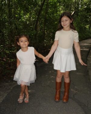 Ximena Duque Instagram - Enero y febrero, dos de mis meses favoritos… ✨ Porque en estos meses celebramos la vida de mis princesas, las niñas que soñé y que papá Dios me regaló… 

🎉 ¡Feliz cumpleaños, @skyeadkins_3 🎉 Hoy celebramos tu vida desde un lugar mágico, tal como tú lo eres. Mi amor, tu dulzura y tu personalidad me atrapan más cada día. Desde el primer segundo en que te vi, supe que mi corazón te pertenecería para siempre. Gracias por tu amor puro e incondicional, por tus locuras que me llenan de risas y por esa luz tan especial que solo tú tienes.

🌙 @lunaadkins3 mi princesa hermosa… No puedo creer que ya tienes siete años y puedo asegurarte que desde que naciste, cambiaste mi vida para siempre. Gracias por escogerme como tu mamita, que afortunada soy y mas de ver la niña en la que te has convertido, que orgullosa me siento. Tu ternura, tu corazón y tu esencia son más grandes de lo que cualquiera puede imaginar. Nunca cambies ese ser tan maravilloso que eres. 

Mis princesas, las amo con todo mi corazón. Espero compartir con ustedes muchos, muchísimos años más, viendo sus sonrisas iluminar mi vida. Que papá Dios me las llene de salud, amor y bendiciones hoy y siempre. 

#luna #skye #7 #4 #daugthers #love #my #babygirls #princess