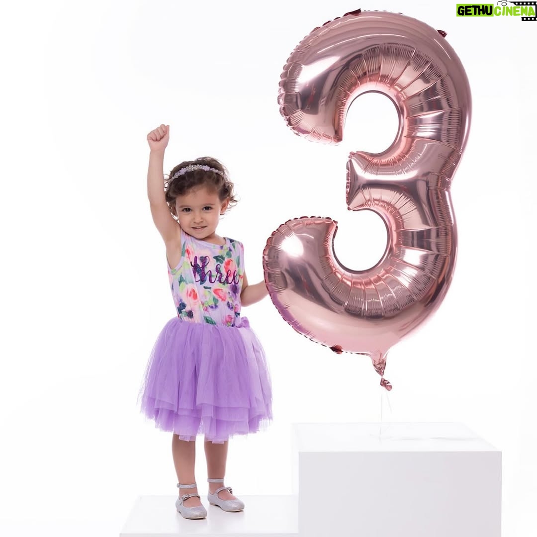 Ximena Duque - 130.3K Likes - La princesa de mi vida mas pequeña ya tiene 3 @skyeadkins_3 🎉🎉🎉
Hace tres años estaba esperando tu llegada mi pequeña y verte ahora tan grande, hermosa, divertida, tierna, con ese carácter y personalidad tan increíble que te caracteriza, llena mi corazón de mucha alegría. Anoche te lo dije… desde que llegaste a nuestras vidas fuimos aun mas felices. Llegaste a completarnos. Te amo mi amor pequeña. Que sean muchos mas y que la vida me permita verte crecer cada dia. HAPPY B DAY CHIQUIRRI ❤️

Fotos por: @maymartinezphotography 💗💗💗

#happybirthday #babygirl #skye #girl #princess #love #beautiful