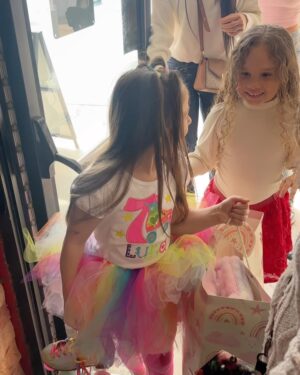 Ximena Duque Instagram - Enero y febrero, dos de mis meses favoritos… ✨ Porque en estos meses celebramos la vida de mis princesas, las niñas que soñé y que papá Dios me regaló… 

🎉 ¡Feliz cumpleaños, @skyeadkins_3 🎉 Hoy celebramos tu vida desde un lugar mágico, tal como tú lo eres. Mi amor, tu dulzura y tu personalidad me atrapan más cada día. Desde el primer segundo en que te vi, supe que mi corazón te pertenecería para siempre. Gracias por tu amor puro e incondicional, por tus locuras que me llenan de risas y por esa luz tan especial que solo tú tienes.

🌙 @lunaadkins3 mi princesa hermosa… No puedo creer que ya tienes siete años y puedo asegurarte que desde que naciste, cambiaste mi vida para siempre. Gracias por escogerme como tu mamita, que afortunada soy y mas de ver la niña en la que te has convertido, que orgullosa me siento. Tu ternura, tu corazón y tu esencia son más grandes de lo que cualquiera puede imaginar. Nunca cambies ese ser tan maravilloso que eres. 

Mis princesas, las amo con todo mi corazón. Espero compartir con ustedes muchos, muchísimos años más, viendo sus sonrisas iluminar mi vida. Que papá Dios me las llene de salud, amor y bendiciones hoy y siempre. 

#luna #skye #7 #4 #daugthers #love #my #babygirls #princess