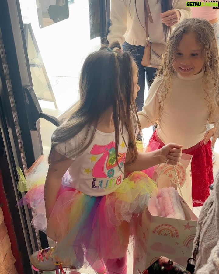 Ximena Duque - 139.2K Likes - Enero y febrero, dos de mis meses favoritos… ✨ Porque en estos meses celebramos la vida de mis princesas, las niñas que soñé y que papá Dios me regaló… 

🎉 ¡Feliz cumpleaños, @skyeadkins_3 🎉 Hoy celebramos tu vida desde un lugar mágico, tal como tú lo eres. Mi amor, tu dulzura y tu personalidad me atrapan más cada día. Desde el primer segundo en que te vi, supe que mi corazón te pertenecería para siempre. Gracias por tu amor puro e incondicional, por tus locuras que me llenan de risas y por esa luz tan especial que solo tú tienes.

🌙 @lunaadkins3 mi princesa hermosa… No puedo creer que ya tienes siete años y puedo asegurarte que desde que naciste, cambiaste mi vida para siempre. Gracias por escogerme como tu mamita, que afortunada soy y mas de ver la niña en la que te has convertido, que orgullosa me siento. Tu ternura, tu corazón y tu esencia son más grandes de lo que cualquiera puede imaginar. Nunca cambies ese ser tan maravilloso que eres. 

Mis princesas, las amo con todo mi corazón. Espero compartir con ustedes muchos, muchísimos años más, viendo sus sonrisas iluminar mi vida. Que papá Dios me las llene de salud, amor y bendiciones hoy y siempre. 

#luna #skye #7 #4 #daugthers #love #my #babygirls #princess