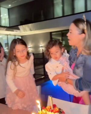 Ximena Duque Instagram - Este cumpleaños #39 tuvo una magia especial, no sólo porque estoy despidiendo el tercer piso, si no que también me volví a encontrar conmigo misma… 
Después de un largo recorrido, (que un dia les contare) comprendí que lo único que queda es tomar la decisión de ser feliz y ser tú siempre. jamás volvería a permitir que las circunstancias o las personas opaquen mi ser. Esta soy yo, feliz, alegre, dada a los demás y cada día seré mi mejor versión, para mí, y para las personas que me rodean. Gracias mi amor @jayadkins3 por hacer de mis cumpleaños los más especiales, pero créeme que este ha sido el más especial. Gracias. Te amo. familia y amigos. Se los dije ayer. Los amo con toda mi alma. Gracias por siempre estar! 

Pd: para el próximo cumple nos aprenderemos toda la canción 😅😂

#happybirthday #friends #family #love #happiness #fun #enjoy #life