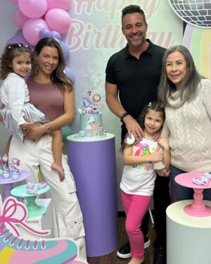 Ximena Duque Instagram - Enero y febrero, dos de mis meses favoritos… ✨ Porque en estos meses celebramos la vida de mis princesas, las niñas que soñé y que papá Dios me regaló… 

🎉 ¡Feliz cumpleaños, @skyeadkins_3 🎉 Hoy celebramos tu vida desde un lugar mágico, tal como tú lo eres. Mi amor, tu dulzura y tu personalidad me atrapan más cada día. Desde el primer segundo en que te vi, supe que mi corazón te pertenecería para siempre. Gracias por tu amor puro e incondicional, por tus locuras que me llenan de risas y por esa luz tan especial que solo tú tienes.

🌙 @lunaadkins3 mi princesa hermosa… No puedo creer que ya tienes siete años y puedo asegurarte que desde que naciste, cambiaste mi vida para siempre. Gracias por escogerme como tu mamita, que afortunada soy y mas de ver la niña en la que te has convertido, que orgullosa me siento. Tu ternura, tu corazón y tu esencia son más grandes de lo que cualquiera puede imaginar. Nunca cambies ese ser tan maravilloso que eres. 

Mis princesas, las amo con todo mi corazón. Espero compartir con ustedes muchos, muchísimos años más, viendo sus sonrisas iluminar mi vida. Que papá Dios me las llene de salud, amor y bendiciones hoy y siempre. 

#luna #skye #7 #4 #daugthers #love #my #babygirls #princess