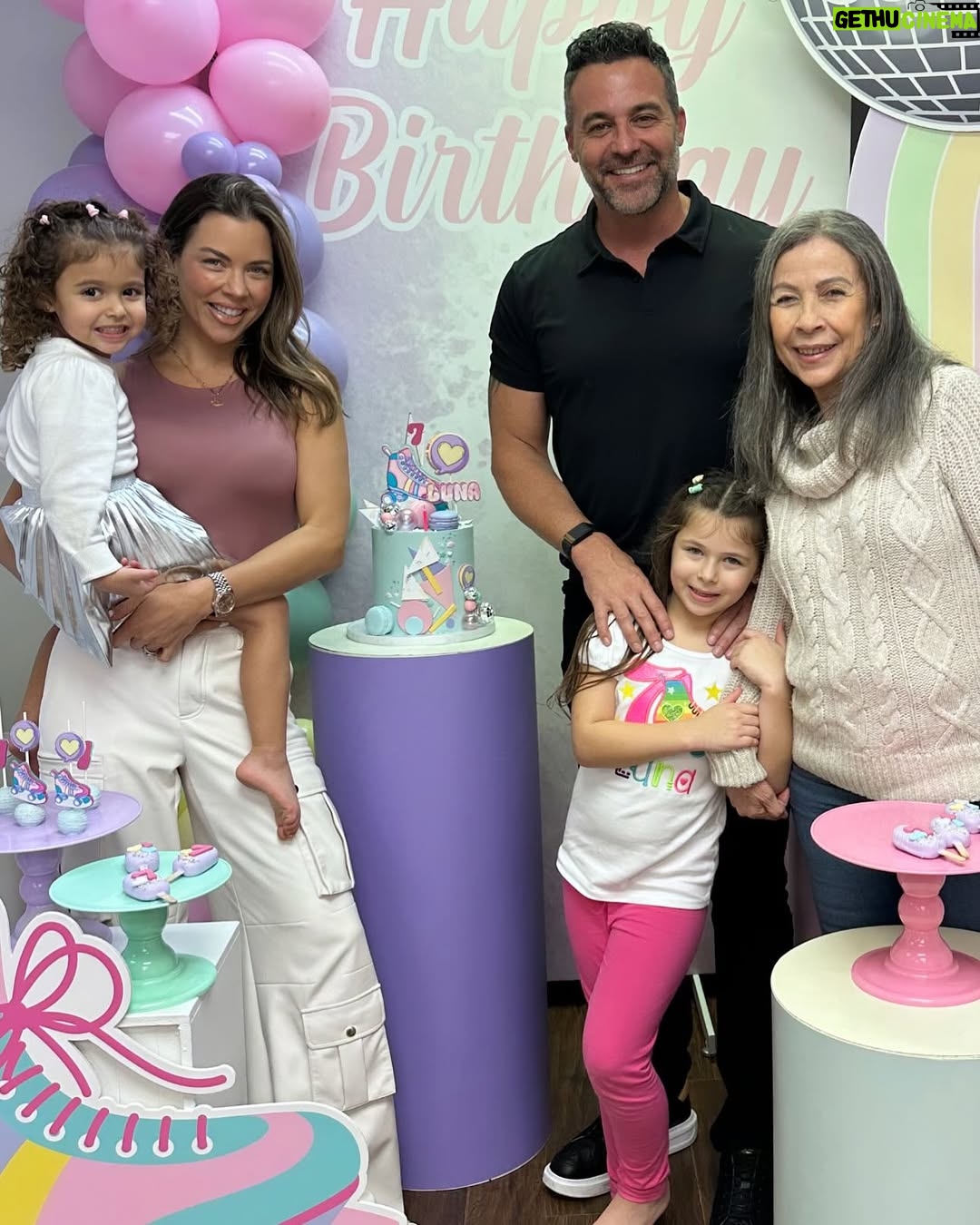 Ximena Duque - 139.2K Likes - Enero y febrero, dos de mis meses favoritos… ✨ Porque en estos meses celebramos la vida de mis princesas, las niñas que soñé y que papá Dios me regaló… 

🎉 ¡Feliz cumpleaños, @skyeadkins_3 🎉 Hoy celebramos tu vida desde un lugar mágico, tal como tú lo eres. Mi amor, tu dulzura y tu personalidad me atrapan más cada día. Desde el primer segundo en que te vi, supe que mi corazón te pertenecería para siempre. Gracias por tu amor puro e incondicional, por tus locuras que me llenan de risas y por esa luz tan especial que solo tú tienes.

🌙 @lunaadkins3 mi princesa hermosa… No puedo creer que ya tienes siete años y puedo asegurarte que desde que naciste, cambiaste mi vida para siempre. Gracias por escogerme como tu mamita, que afortunada soy y mas de ver la niña en la que te has convertido, que orgullosa me siento. Tu ternura, tu corazón y tu esencia son más grandes de lo que cualquiera puede imaginar. Nunca cambies ese ser tan maravilloso que eres. 

Mis princesas, las amo con todo mi corazón. Espero compartir con ustedes muchos, muchísimos años más, viendo sus sonrisas iluminar mi vida. Que papá Dios me las llene de salud, amor y bendiciones hoy y siempre. 

#luna #skye #7 #4 #daugthers #love #my #babygirls #princess