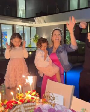 Ximena Duque Instagram - Este cumpleaños #39 tuvo una magia especial, no sólo porque estoy despidiendo el tercer piso, si no que también me volví a encontrar conmigo misma… 
Después de un largo recorrido, (que un dia les contare) comprendí que lo único que queda es tomar la decisión de ser feliz y ser tú siempre. jamás volvería a permitir que las circunstancias o las personas opaquen mi ser. Esta soy yo, feliz, alegre, dada a los demás y cada día seré mi mejor versión, para mí, y para las personas que me rodean. Gracias mi amor @jayadkins3 por hacer de mis cumpleaños los más especiales, pero créeme que este ha sido el más especial. Gracias. Te amo. familia y amigos. Se los dije ayer. Los amo con toda mi alma. Gracias por siempre estar! 

Pd: para el próximo cumple nos aprenderemos toda la canción 😅😂

#happybirthday #friends #family #love #happiness #fun #enjoy #life