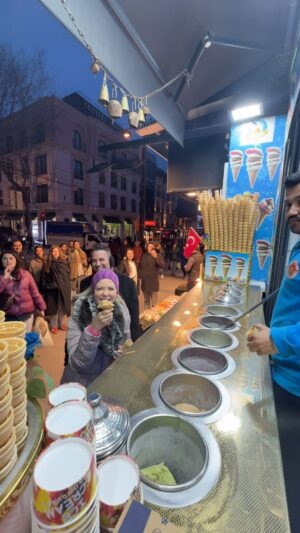 Ximena Duque Instagram - Valió la pena que helado mas bueno 😋
Ustedes hubieran tenido la misma paciencia que yo? Jaja

@go__istanbul @goturkiye @turkishairlines 

#istanbulisthenewcool #goi̇stanbul #travel #fun #gotürkiye #happy #icecream #lol