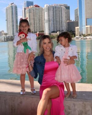 Ximena Duque Instagram - Este cumpleaños #39 tuvo una magia especial, no sólo porque estoy despidiendo el tercer piso, si no que también me volví a encontrar conmigo misma… 
Después de un largo recorrido, (que un dia les contare) comprendí que lo único que queda es tomar la decisión de ser feliz y ser tú siempre. jamás volvería a permitir que las circunstancias o las personas opaquen mi ser. Esta soy yo, feliz, alegre, dada a los demás y cada día seré mi mejor versión, para mí, y para las personas que me rodean. Gracias mi amor @jayadkins3 por hacer de mis cumpleaños los más especiales, pero créeme que este ha sido el más especial. Gracias. Te amo. familia y amigos. Se los dije ayer. Los amo con toda mi alma. Gracias por siempre estar! 

Pd: para el próximo cumple nos aprenderemos toda la canción 😅😂

#happybirthday #friends #family #love #happiness #fun #enjoy #life