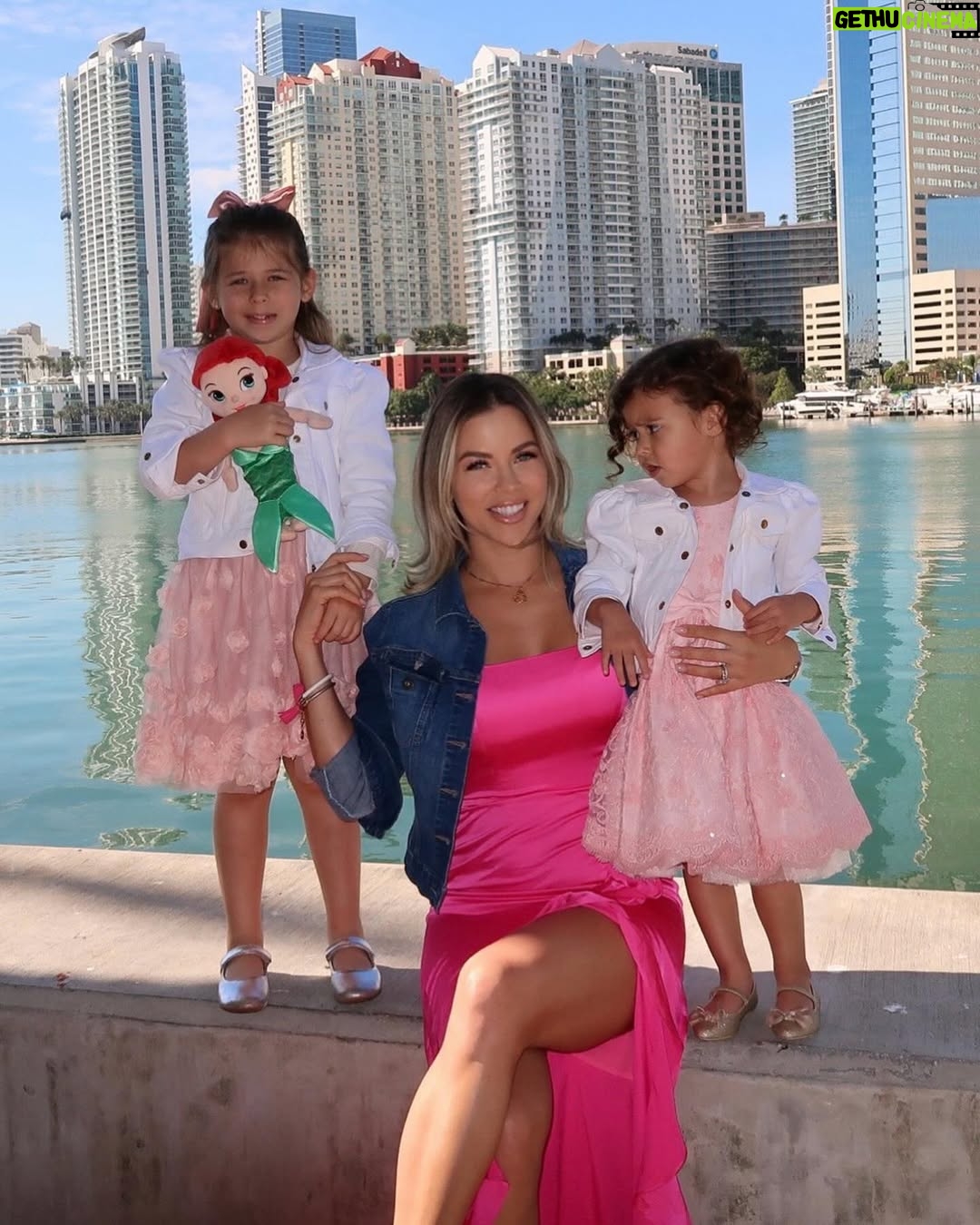 Ximena Duque - 87.7K Likes - Este cumpleaños #39 tuvo una magia especial, no sólo porque estoy despidiendo el tercer piso, si no que también me volví a encontrar conmigo misma… 
Después de un largo recorrido, (que un dia les contare) comprendí que lo único que queda es tomar la decisión de ser feliz y ser tú siempre. jamás volvería a permitir que las circunstancias o las personas opaquen mi ser. Esta soy yo, feliz, alegre, dada a los demás y cada día seré mi mejor versión, para mí, y para las personas que me rodean. Gracias mi amor @jayadkins3 por hacer de mis cumpleaños los más especiales, pero créeme que este ha sido el más especial. Gracias. Te amo. familia y amigos. Se los dije ayer. Los amo con toda mi alma. Gracias por siempre estar! 

Pd: para el próximo cumple nos aprenderemos toda la canción 😅😂

#happybirthday #friends #family #love #happiness #fun #enjoy #life