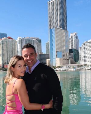 Ximena Duque Instagram - Este cumpleaños #39 tuvo una magia especial, no sólo porque estoy despidiendo el tercer piso, si no que también me volví a encontrar conmigo misma… 
Después de un largo recorrido, (que un dia les contare) comprendí que lo único que queda es tomar la decisión de ser feliz y ser tú siempre. jamás volvería a permitir que las circunstancias o las personas opaquen mi ser. Esta soy yo, feliz, alegre, dada a los demás y cada día seré mi mejor versión, para mí, y para las personas que me rodean. Gracias mi amor @jayadkins3 por hacer de mis cumpleaños los más especiales, pero créeme que este ha sido el más especial. Gracias. Te amo. familia y amigos. Se los dije ayer. Los amo con toda mi alma. Gracias por siempre estar! 

Pd: para el próximo cumple nos aprenderemos toda la canción 😅😂

#happybirthday #friends #family #love #happiness #fun #enjoy #life