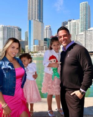Ximena Duque Instagram - Este cumpleaños #39 tuvo una magia especial, no sólo porque estoy despidiendo el tercer piso, si no que también me volví a encontrar conmigo misma… 
Después de un largo recorrido, (que un dia les contare) comprendí que lo único que queda es tomar la decisión de ser feliz y ser tú siempre. jamás volvería a permitir que las circunstancias o las personas opaquen mi ser. Esta soy yo, feliz, alegre, dada a los demás y cada día seré mi mejor versión, para mí, y para las personas que me rodean. Gracias mi amor @jayadkins3 por hacer de mis cumpleaños los más especiales, pero créeme que este ha sido el más especial. Gracias. Te amo. familia y amigos. Se los dije ayer. Los amo con toda mi alma. Gracias por siempre estar! 

Pd: para el próximo cumple nos aprenderemos toda la canción 😅😂

#happybirthday #friends #family #love #happiness #fun #enjoy #life